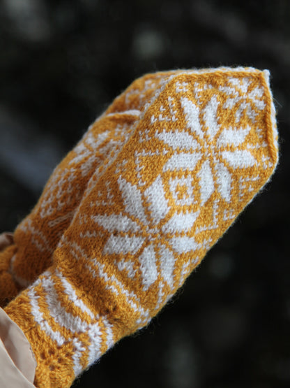 Rose mittens by Hillesvåg