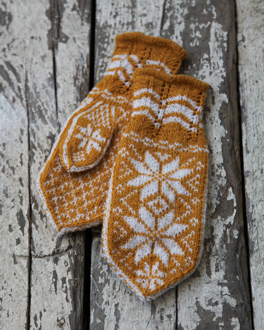 Rose mittens by Hillesvåg